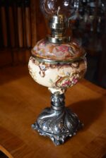 Starožitná secesní petrolejová stolní lampa s ručně malovanou majolikovou nádobkou Ditmar Wien.