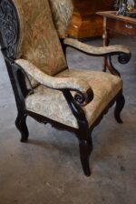 Velké starožitné zámecké barokní křeslo ušák se sklápěcím opěradlem z období okolo roku 1770.
