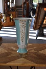 Historická porcelánová váza Lichte VEB s zlatou révou a tyrkysovými pásy z let 1950–1965.
