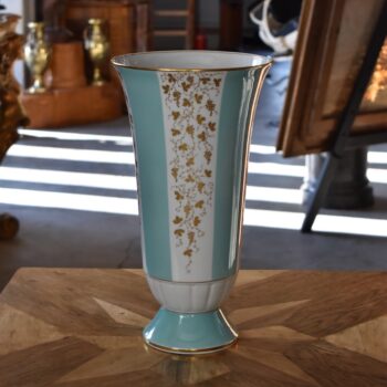 Historická porcelánová váza Lichte VEB s zlatou révou a tyrkysovými pásy z let 1950–1965.