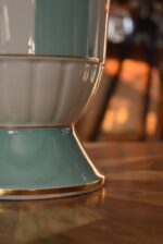 Historická porcelánová váza Lichte VEB s zlatou révou a tyrkysovými pásy z let 1950–1965.