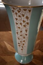 Historická porcelánová váza Lichte VEB s zlatou révou a tyrkysovými pásy z let 1950–1965.