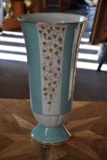 Historická porcelánová váza Lichte VEB s zlatou révou a tyrkysovými pásy z let 1950–1965.