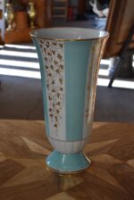 Historická porcelánová váza Lichte VEB s zlatou révou a tyrkysovými pásy z let 1950–1965.