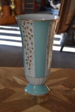 Historická porcelánová váza Lichte VEB s zlatou révou a tyrkysovými pásy z let 1950–1965.