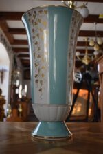 Historická porcelánová váza Lichte VEB s zlatou révou a tyrkysovými pásy z let 1950–1965.