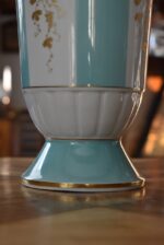 Historická porcelánová váza Lichte VEB s zlatou révou a tyrkysovými pásy z let 1950–1965.