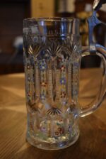 Starožitný pamětní pivní půllitr s cínovým víčkem a nápisem Zur Erinnerung