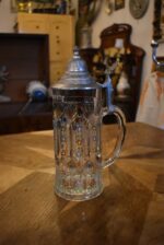 Starožitný pamětní pivní půllitr s cínovým víčkem a nápisem Zur Erinnerung