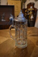 Starožitný pamětní pivní půllitr s cínovým víčkem a nápisem Zur Erinnerung