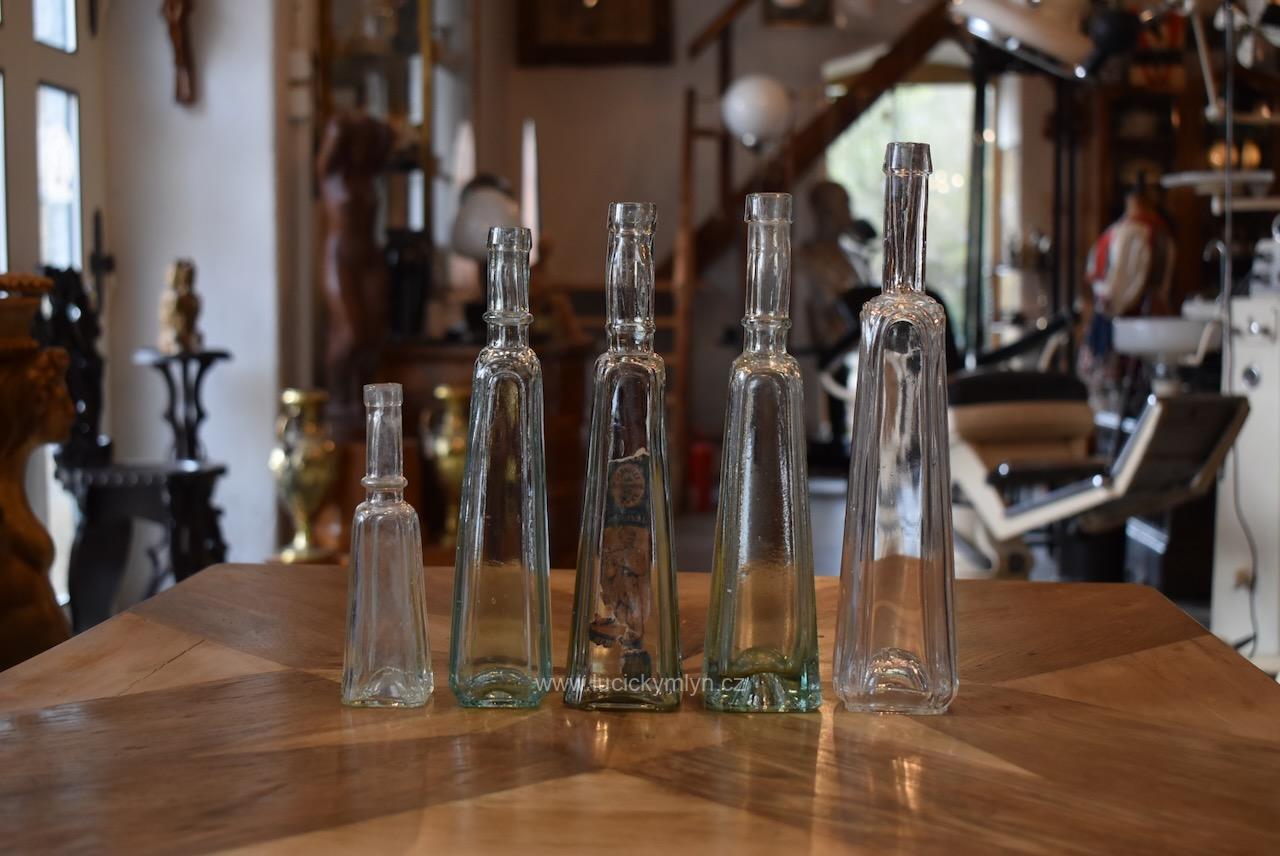 Sběratelsky zajímavá kolekce štíhlých čtyřbokých a nápadně kónických starožitných lahví - 5 ks od Mentolové francovky „Herkules Werke Bauschowitz“ - likérové lahvičky pocházejí ještě z období starého Rakouska Kolekce 5 starožitných lahví Mentolová francovka Herkules Werke Bauschowitz