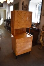 Designový retro sekretář s výklopnou deskou a medovou topolovou kořenicí z období okolo roku 1970.