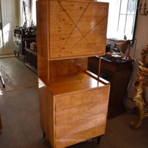 Designový retro sekretář s výklopnou deskou a medovou topolovou kořenicí z období okolo roku 1970.