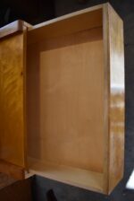 Designový retro sekretář s výklopnou deskou a medovou topolovou kořenicí z období okolo roku 1970.