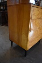 Designový retro sekretář s výklopnou deskou a medovou topolovou kořenicí z období okolo roku 1970.