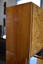 Designový retro sekretář s výklopnou deskou a medovou topolovou kořenicí z období okolo roku 1970.