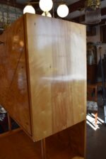 Designový retro sekretář s výklopnou deskou a medovou topolovou kořenicí z období okolo roku 1970.