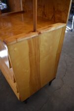 Designový retro sekretář s výklopnou deskou a medovou topolovou kořenicí z období okolo roku 1970.