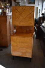 Designový retro sekretář s výklopnou deskou a medovou topolovou kořenicí z období okolo roku 1970.