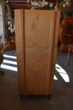 Designový retro sekretář s výklopnou deskou a medovou topolovou kořenicí z období okolo roku 1970.