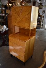 Designový retro sekretář s výklopnou deskou a medovou topolovou kořenicí z období okolo roku 1970.