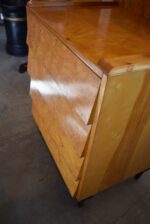 Designový retro sekretář s výklopnou deskou a medovou topolovou kořenicí z období okolo roku 1970.