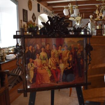 Starožitný řezaný rám z lipového dřeva s kolorovaným tiskem habsburské panovnické rodiny s Františkem Josefem I.