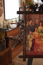 Starožitný řezaný rám z lipového dřeva s kolorovaným tiskem habsburské panovnické rodiny s Františkem Josefem I.