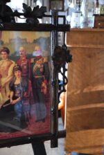 Starožitný řezaný rám z lipového dřeva s kolorovaným tiskem habsburské panovnické rodiny s Františkem Josefem I.