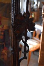 Starožitný řezaný rám z lipového dřeva s kolorovaným tiskem habsburské panovnické rodiny s Františkem Josefem I.