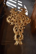 Monumentální párové barokní oltářní řezby z lipového dřeva zlacené plátkovým zlatem.