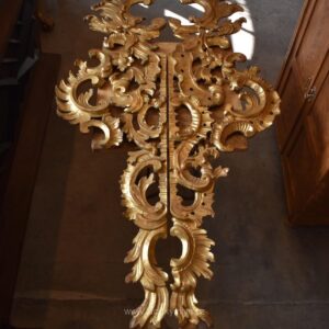 Monumentální párové barokní oltářní řezby z lipového dřeva zlacené plátkovým zlatem.