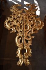 Monumentální párové barokní oltářní řezby z lipového dřeva zlacené plátkovým zlatem.