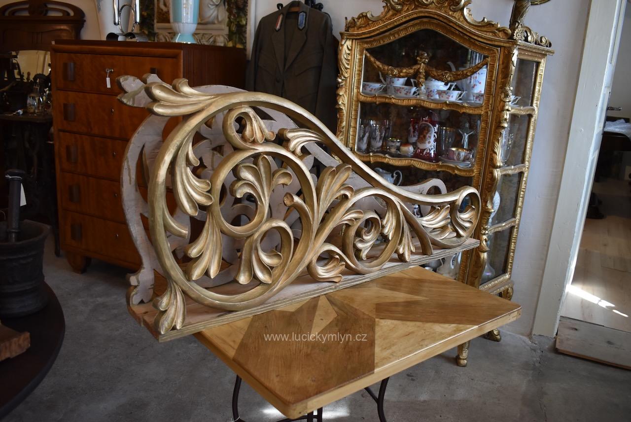 Bohatě řezané a velké zlacené ozdoby z lipového masivního dřeva - okrasné sakrální prvky, jež bývaly v období okolo roku 1900 součástí dnes už neznámé sakrální výzdoby Velké párové zlacené sakrální řezby z lipového dřeva s florálními motivy ze závěru 19. století