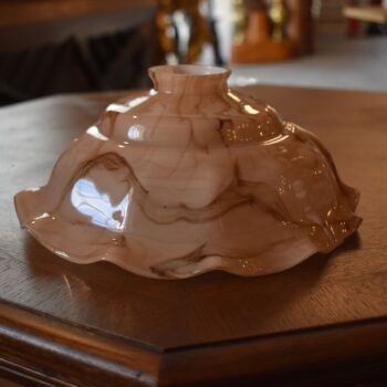 Starožitné skleněné stínidlo na stahovačku s kamejovou strukturou růžovo-hnědého kamene