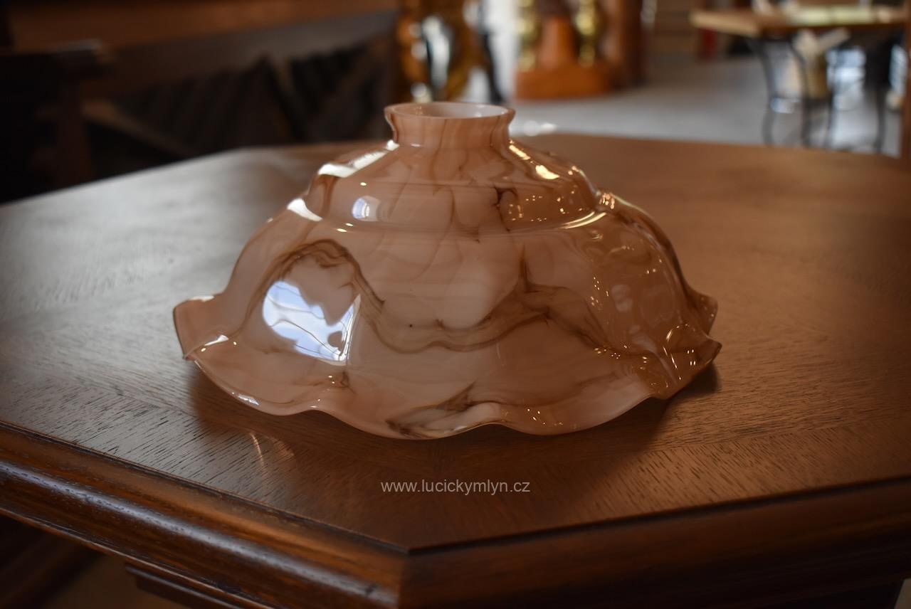 Starožitné měšťanské stínidlo na stahovačku či lustřík ztvárněné z foukaného dvouvrstvého skla působivě oživené částečně průsvitnou vrstvou zpodobňující naturální strukturu drahého kamene růžovo-hnědého odstínu Starožitné skleněné stínidlo na stahovačku s kamejovou strukturou růžovo-hnědého kamene