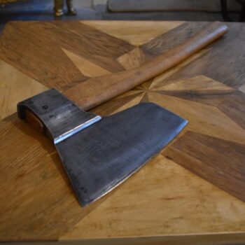 Velká starožitná prvorepubliková řeznická bourací sekera s bukovým topůrkem