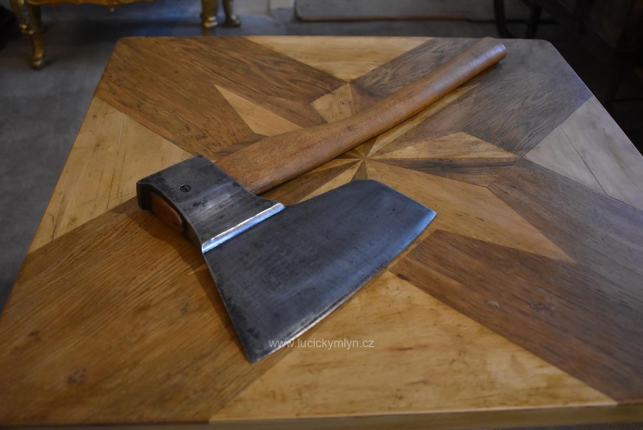 Velká starožitná řeznická bourací sekera – originální prvorepublikový nástroj z 1. 1/3 20. století, s jemně raženou ale hůře čitelnou značkou kovářského výrobce - kruh obklopený čísly a písmeny Velká starožitná prvorepubliková řeznická bourací sekera s bukovým topůrkem