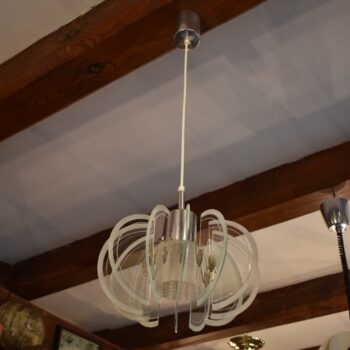 Retro lustřík s chromovaným válcem a půlkruhovými skleněnými lamelami z 60.–70. let