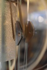 Retro lustřík s chromovaným válcem a půlkruhovými skleněnými lamelami z 60.–70. let