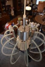 Retro lustřík s chromovaným válcem a půlkruhovými skleněnými lamelami z 60.–70. let