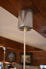 Retro lustřík s chromovaným válcem a půlkruhovými skleněnými lamelami z 60.–70. let