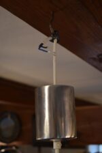 Retro lustřík s chromovaným válcem a půlkruhovými skleněnými lamelami z 60.–70. let