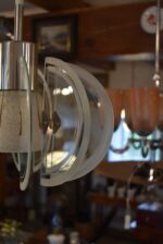 Retro lustřík s chromovaným válcem a půlkruhovými skleněnými lamelami z 60.–70. let