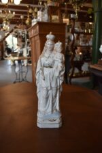 Starožitná porcelánová soška Panny Marie s Ježíškem, žezlem a zlatými korunkami.