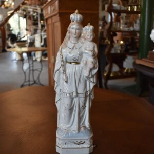 Starožitná porcelánová soška Panny Marie s Ježíškem, žezlem a zlatými korunkami.