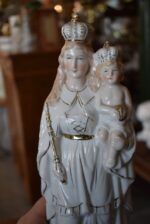 Starožitná porcelánová soška Panny Marie s Ježíškem, žezlem a zlatými korunkami.