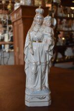 Starožitná porcelánová soška Panny Marie s Ježíškem, žezlem a zlatými korunkami.