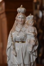 Starožitná porcelánová soška Panny Marie s Ježíškem, žezlem a zlatými korunkami.