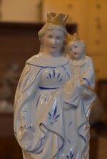 Ručně malovaná porcelánová Madona s Ježíškem na měsíčním srpku